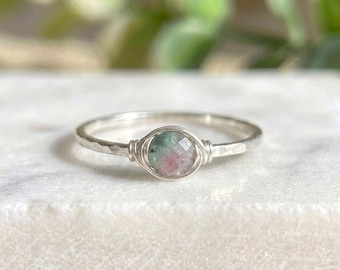 Anillo apilable de plata de ley con delicada turmalina sandía de 4 mm y gema natural.