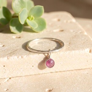 Anello impilabile con ciondolo pendente delicato in rubino rosa e argento sterling