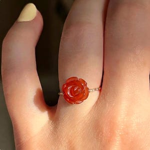 Anillo de rosa de cornalina natural tallada, plata de ley o chapado en oro.