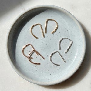 Pendientes D Sleeper martillados, plata de ley, chapados en oro amarillo o rosa de 14k, regalos minimalistas