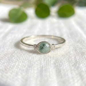 Anillo delicado de plata de ley con jade verde jaspeado de dos tonos de grado A