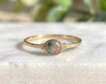 Anillo apilable de turmalina sandía delicada de 4 mm, gema natural, chapado en oro.