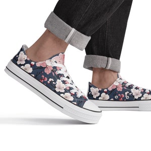 Chaussures à fleurs bleues Fleurs de cerisier en toile Baskets à fleurs, fleurs montantes, jolies femmes basses, jeunes, enfants, chaussures montantes, filles, style Converse, botanique