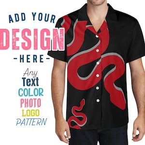 Peut inclure: Une chemise boutonnée noire à manches courtes avec un motif de serpent rouge et gris. Le texte "ADD YOUR DESIGN -HERE- Any Text COLOR PHOTO LOGO PATTERN" est imprimé sur le côté gauche de l'image.