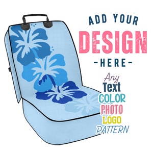 Op de afbeelding: Een lichtblauwe autostoelhoes met een hibiscusbloemmotief. De tekst "ADD YOUR DESIGN - HERE - Any Text COLOR PHOTO LOGO PATTERN" is afgedrukt aan de rechterkant van de afbeelding.