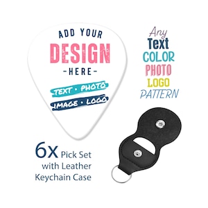 Könnte beinhalten: Ein weißer Gitarren-Plektron mit dem aufgedruckten Text "ADD YOUR DESIGN -HERE- TEXT PHOTO IMAGE LOGO". Das Plektron wird neben einem schwarzen Leder-Schlüsselanhänger-Etui mit Druckverschluss gezeigt. Der Text "6X Pick Set with Leather Keychain Case" ist unter dem Plektron aufgedruckt.