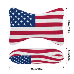 Puede incluir: Dos almohadas en forma de hueso, una encima de la otra, con el dise&ntilde;o de la bandera estadounidense. La almohada superior mide 20 cm de alto y 28 cm de ancho. La almohada inferior mide 9 cm de alto y 28 cm de ancho. Las almohadas tienen un campo azul con estrellas blancas y rayas rojas y blancas.