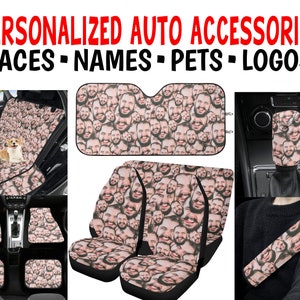 Peut inclure: Divers accessoires automobiles personnalisés avec un motif répété de visages souriants. L'ensemble comprend une housse de siège, un pare-soleil, des tapis de sol, un couvre-levier de vitesse et une housse de ceinture de sécurité. Le texte en haut indique : ACCESSOIRES AUTO PERSONNALISÉS VISAGES - NOMS - ANIMAUX - LOGOS.