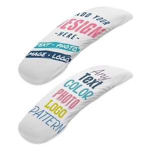 Op de afbeelding: Twee witte, gebogen kussenslopen met tekstoverlays. Op de bovenste kussensloop staat "ADD YOUR DESIGN - HERE" met opties voor tekst, foto, afbeelding en logo. Op de onderste kussensloop staat "Any TEXT COLOR PHOTO LOGO PATTERN."