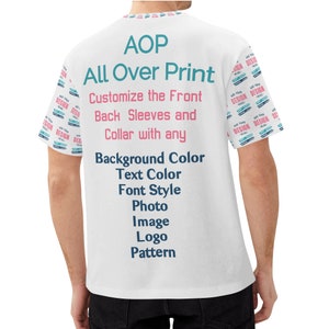Op de afbeelding: Een wit T-shirt met de tekst "AOP All Over Print" en "Customize the Front Back Sleeves and Collar with any Background Color Text Color Font Style Photo Image Logo Pattern". Het shirt heeft een herhalend patroon van de tekst "Add Your Design Here" op de mouwen.