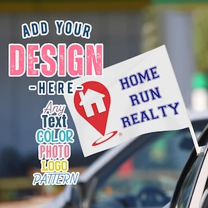Könnte beinhalten: Eine weiße Autofahne mit dem Text "HOME RUN REALTY" in Blau. Ein rotes Haus-Logo befindet sich links. Die Fahne ist an einem Autofenster befestigt. Zusätzlicher Text links: "ADD YOUR DESIGN - HERE".