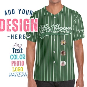 Könnte beinhalten: Grün-weiß gestreiftes Baseballtrikot mit dem Text "The Closers" in einem weißen Bogen. Das Trikot hat einen Knopfleistenverschluss und kurze Ärmel.