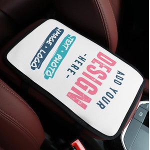 Op de afbeelding: Witte auto armleuningshoes met zwarte bies. De hoes heeft een roze, blauwe en zwarte print met de tekst "Add Your Design - Here - Text, Photo, Image, Logo".