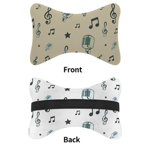 Puede incluir: Coj&iacute;n para reposacabezas de coche con forma de hueso y tem&aacute;tica musical. La parte delantera es de color beige con notas musicales, micr&oacute;fonos y estrellas. La parte trasera es blanca con el mismo dise&ntilde;o y una correa el&aacute;stica negra.