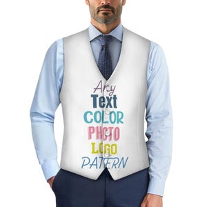 K&ouml;nnte beinhalten: Eine wei&szlig;e Weste mit dem Aufdruck "Any Text COLOR PHOTO LOGO PATTERN" in verschiedenen Farben. Die Weste wird &uuml;ber einem hellblauen Hemd und einer gemusterten Krawatte getragen. Die Person tr&auml;gt eine dunkelblaue Hose.
