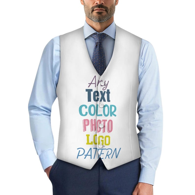K&ouml;nnte beinhalten: Eine wei&szlig;e Weste mit dem Aufdruck "Any Text COLOR PHOTO LOGO PATTERN" in verschiedenen Farben. Die Weste wird &uuml;ber einem hellblauen Hemd und einer gemusterten Krawatte getragen. Die Person tr&auml;gt eine dunkelblaue Hose.