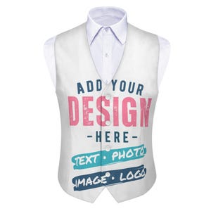 K&ouml;nnte beinhalten: Eine wei&szlig;e Weste mit Knopfleiste, &uuml;ber einem wei&szlig;en Hemd. Die Weste tr&auml;gt den Text "ADD YOUR DESIGN - HERE" in Rosa und Blau, mit Optionen f&uuml;r Text, Foto, Bild und Logo.