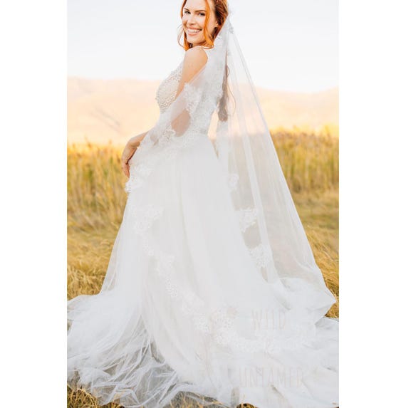 Eyelash Lace Vintage Cathedral Veil – Mantilla-style Wedding  display picture 3