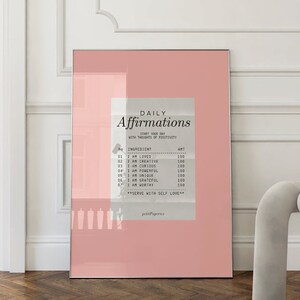 K&ouml;nnte beinhalten: Ein rosa Poster mit dem Text "Daily Affirmations" und einer Liste von Affirmationen, wie "Ich bin stark", "Ich bin kreativ" und "Ich bin dankbar".