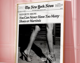 Könnte beinhalten: Ein Schwarzweißfoto von Frauenbeinen, die hohe Schuhe und ein Armband tragen. Das Foto ist auf einer Zeitung mit der Schlagzeile "REPORTS SHOW: You Can Never Have Too Many Shoes or Martinis" gedruckt.