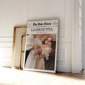 La Dolce Vita, Zeitungsdruck, Blumen Ästhetisches Poster, Italienischer Sommer Wandkunst, Trendige Wandkunst, Vintage Barwagen, druckbare Wandkunst