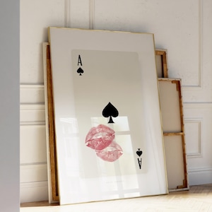 Arte de parede de cartas de baralho, impressão de ás de espadas, lábios de beijo retrô da moda, impressão de mulher fatal | Estética de apartamento | Download instantâneo