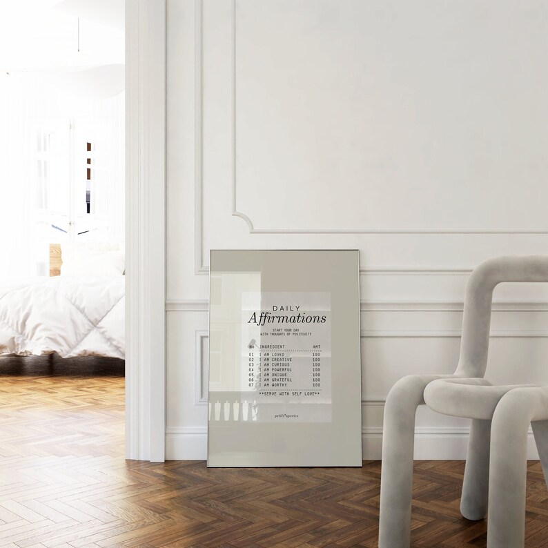 K&ouml;nnte beinhalten: Ein grau-wei&szlig;es Poster mit dem Text "T&auml;gliche Affirmationen" und einer Liste von Affirmationen, wie "Ich bin geliebt", "Ich bin kreativ" und "Ich bin m&auml;chtig".