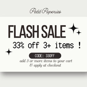Puede incluir: Un gr&aacute;fico blanco y negro con el texto "FLASH SALE 33% off 3+ items!" y "CODE: 330FF" con dos estrellas negras. El texto debajo del c&oacute;digo dice "add 3 or more items to your cart & apply at checkout".