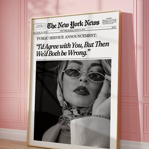 K&ouml;nnte beinhalten: Ein Schwarzwei&szlig;foto einer Frau mit Sonnenbrille und Schal. Das Foto ist auf einer Zeitung mit der Schlagzeile "The New York News" und dem Text "Public Service Announcement: "Td Agree with You, But Then We'd Both be Wrong." gedruckt.