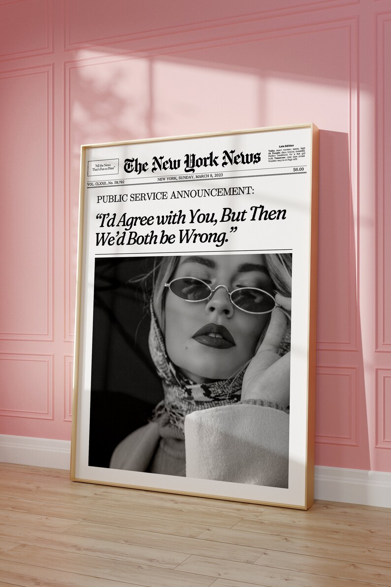 K&ouml;nnte beinhalten: Ein Schwarzwei&szlig;foto einer Frau mit Sonnenbrille und Schal. Das Foto ist auf einer Zeitung mit der Schlagzeile "The New York News" und dem Text "Public Service Announcement: "Td Agree with You, But Then We'd Both be Wrong." gedruckt.