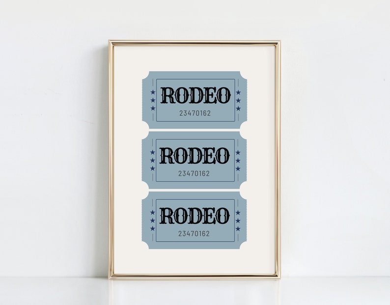 Puede incluir: Tres boletos azules con la palabra "RODEO" impresa en negro y el n&uacute;mero "23470162" impreso debajo. Los boletos est&aacute;n enmarcados en un marco dorado.