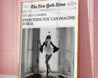 Könnte beinhalten: Ein Schwarzweißfoto einer Frau, die in einem Fenster steht. Sie trägt ein Kleid und hält einen Kronleuchter. Das Foto ist gerahmt und hat eine Zeitungsüberschrift mit der Aufschrift "STUDIES CONFIRM: EVERYTHING YOU CAN IMAGINE IS REAL".