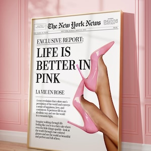 Könnte beinhalten: Eine Zeitungsüberschrift lautet "Das Leben ist besser in Pink" mit einem Paar pinkfarbener High Heels im Hintergrund. Der Text unter der Überschrift lautet "La Vie en Rose" und beschreibt die Farbe Pink als eine rosige Offenbarung, die die Wahrnehmung der Welt färbt und ein Gefühl von Glück, Liebe und Zufriedenheit vermittelt.