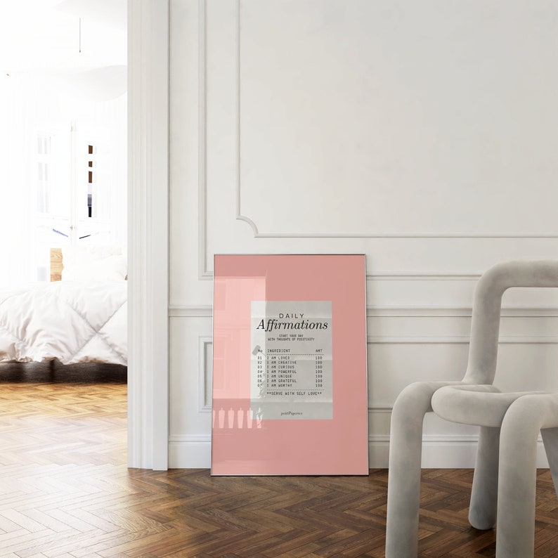K&ouml;nnte beinhalten: Ein rosa Poster mit dem Text "Daily Affirmations" und einer Liste von Affirmationen, wie "Ich bin stark", "Ich bin kreativ" und "Ich bin dankbar".