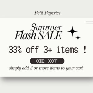 K&ouml;nnte beinhalten: Eine wei&szlig;e und schwarze Grafik mit dem Text "Summer Flash SALE 33% off 3+ items! CODE: 330FF simply add 3 or more items to your cart" und zwei schwarzen Sternen.