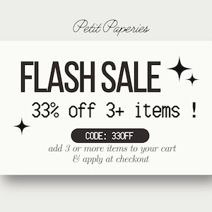 K&ouml;nnte beinhalten: Eine wei&szlig;e und schwarze Grafik mit dem Text "FLASH SALE 33% off 3+ items!" und "CODE: 330FF" mit zwei schwarzen Sternen. Der Text unter dem Code lautet "add 3 or more items to your cart & apply at checkout".