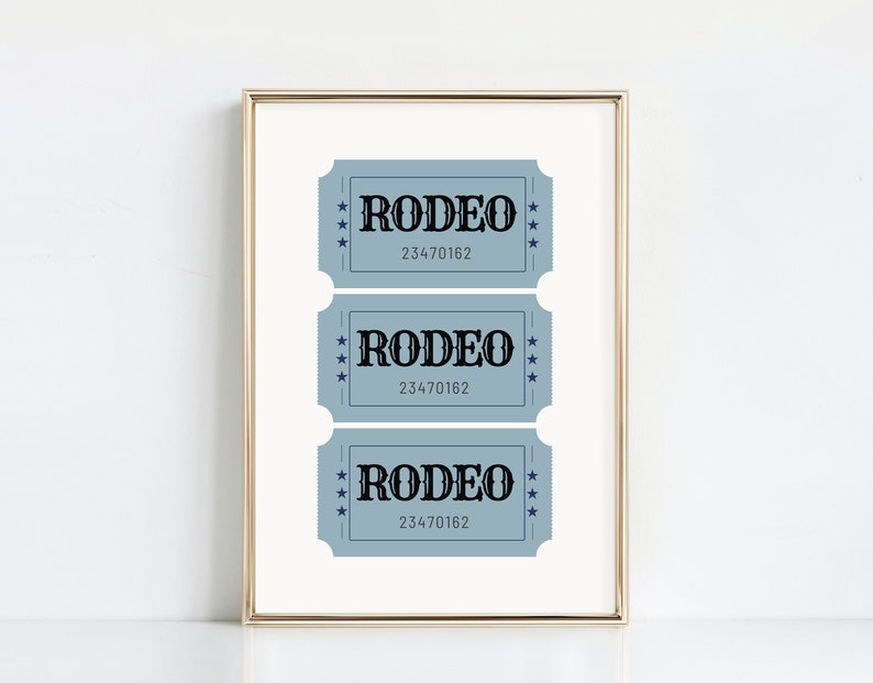 Puede incluir: Tres talones de entradas azules con la palabra "RODEO" en texto negro y el n&uacute;mero "23470162" impreso en cada uno. Los boletos est&aacute;n enmarcados en un marco dorado.