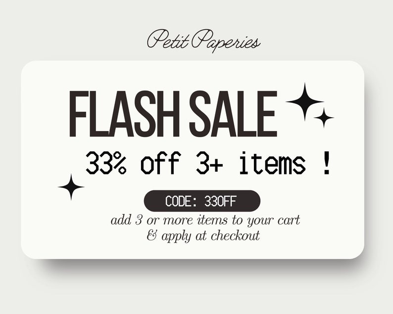 Op de afbeelding: Een wit rechthoek met zwarte tekst die "FLASH SALE 33% off 3+ items! CODE: 330FF add 3 or more items to your cart & apply at checkout" luidt. Er zijn twee zwarte sterren aan de rechterkant van de tekst en &eacute;&eacute;n zwarte ster aan de linkerkant van de tekst.