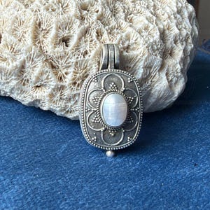 925 Silver Tabeez Pendant, White Pearl Hindu Amulet, Indian Spiritual Jewelry, Silver Taweez Pendant, Hindu Devotional Gift