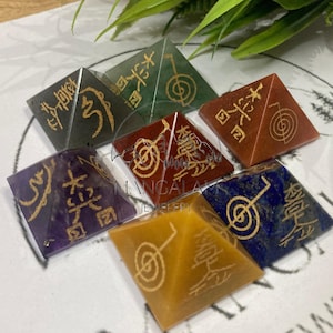 Sju 7 chakra pyramidset med graverade reikisymboler, trumlade stenar, positiv energikristall, helande reikistenar