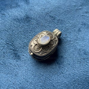 925 Silver Tabeez Pendant, Moonstone Hindu Amulet, Indian Silver Taweez, Spiritual Pendant, Hindu Devotional Jewelry, Puja Gift