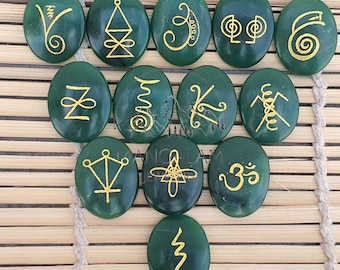 Conjunto de Reiki Karuna, runas Karuna de jade verde, 13 runas de Reiki con símbolo Karuna grabado en cristal, conjunto de Reiki de jade verde.