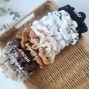 Peut inclure: Un ensemble de 10 chouchous de différentes couleurs et motifs, dont un imprimé léopard, beige, marron et blanc. Les chouchous sont en tissu doux et ont des accents dorés.