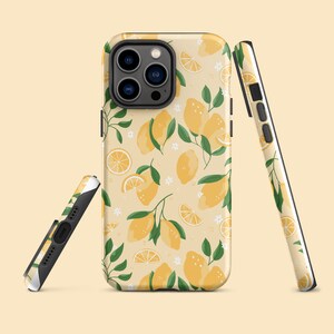 Può includere: Una custodia per telefono nera con un motivo a limone. La custodia ha un ritaglio per l'obiettivo della fotocamera e un bordo rialzato attorno ai bordi per proteggere lo schermo.