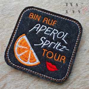 Glasunderlägg ITH broderifil "På en Aperol Spritz" (12 broderifilformat)