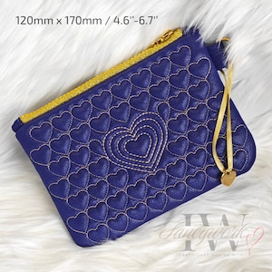 Peut inclure: Pochette matelassée bleu marine avec fermeture éclair et garniture dorées. Broderie de cœur au centre et petits cœurs. Dimensions : 120 mm x 170 mm (4,6"-6,7"). Ruban doré et breloque cœur attachés.