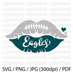Può includere: Un design di labbra in verde acqua e grigio con la parola "Eagles" in scrittura bianca. Le labbra sono a forma di pallone da calcio con dettagli di cuciture.