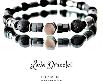 Op de afbeelding: Zwarte lavastenen en hematiet edelsteen armband. De armband heeft een zeshoekige edelsteen in het midden.