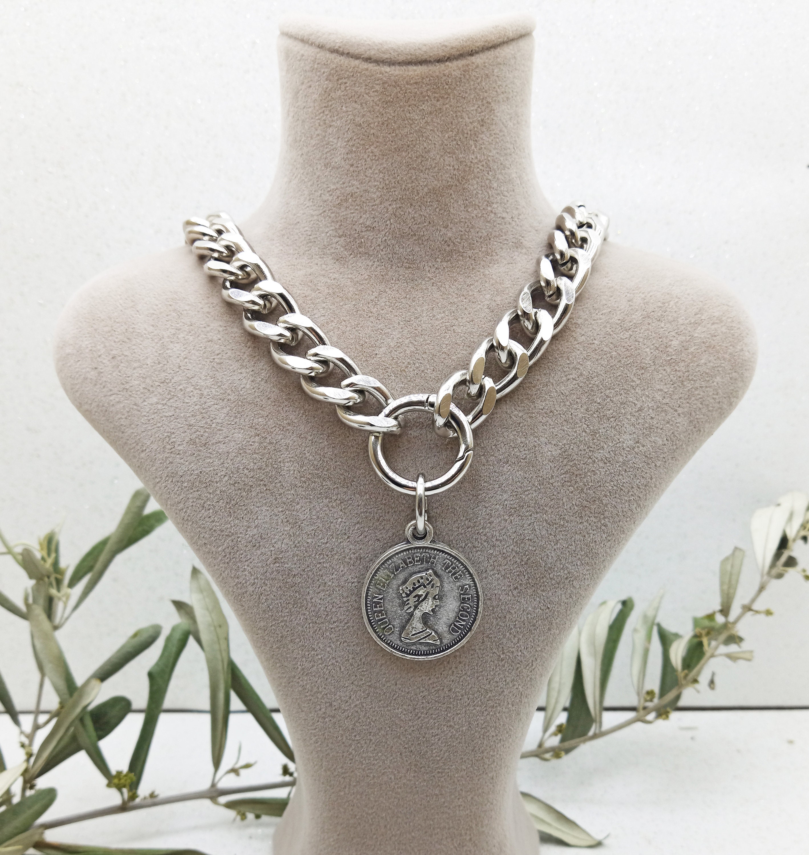 Queen Elizabeth II Coin, Cuban Link Chain Necklace - British Heritage, Regal Necklace, Iconic Monarch, Meaningful Gift, Statement Accessory
