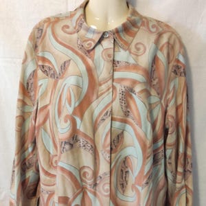 Peut inclure: Une chemise à manches longues à boutons avec un fond beige et un motif abstrait tourbillonnant dans des tons de brun, bleu et blanc.